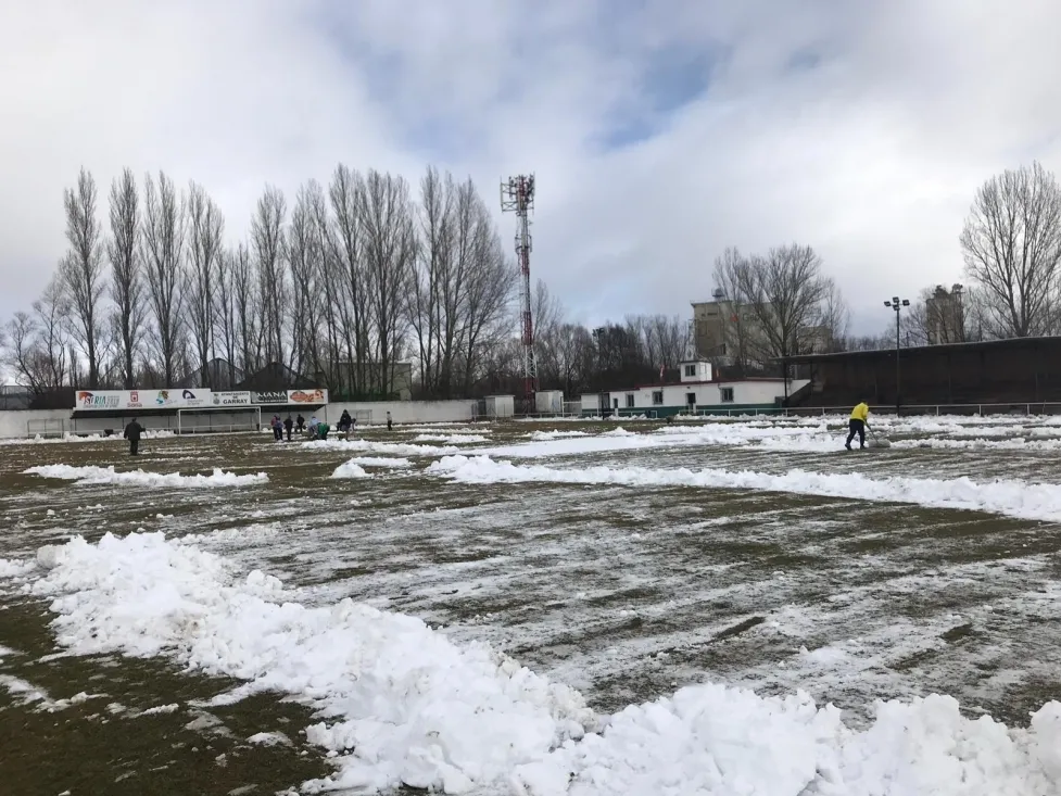 Labores extradeportivas en San Juan de Garray, que vio cómo el San José quitaba la nieve del césped desde primera hora de esta mañana. CD San José