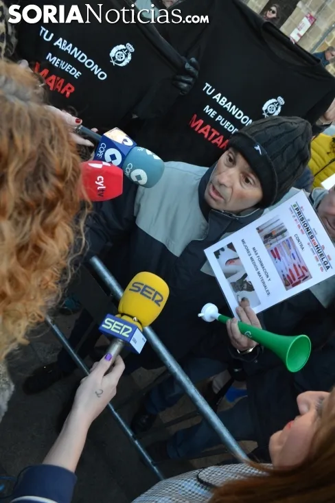 Una imagen de la concentración y el encuentro con la ministra. /SN