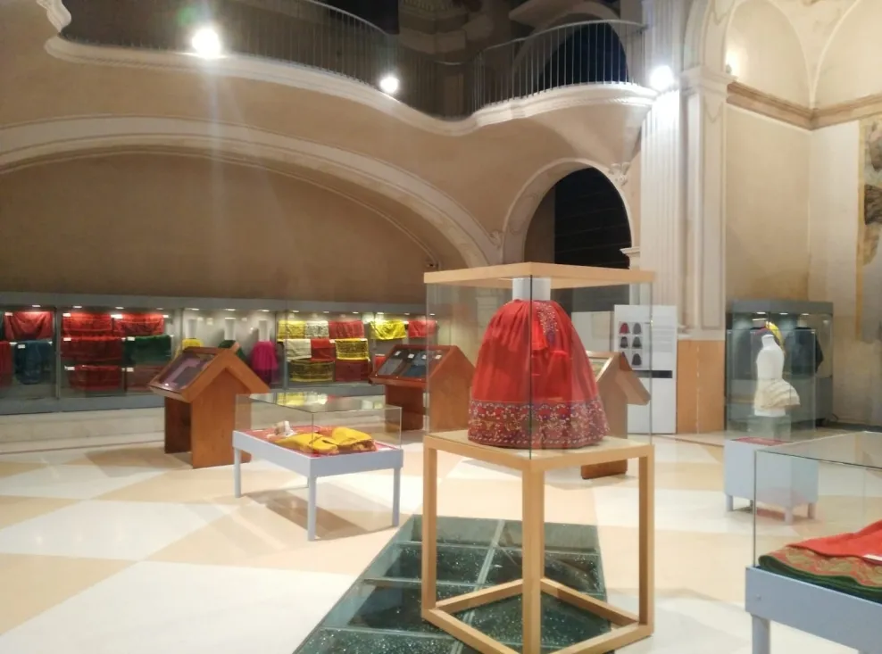 Foto 2 - La Diputaci&oacute;n cede piezas del Museo del Traje al Museo de Requena para la muestra &lsquo;De cintura para abajo. El refajo en la indumentaria tradicional&rsquo;