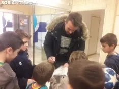Ripa, Luis Valcarce, Carlos Gutiérrez y Aritz López Garai visitan a tres de los niños ingresados en el Santa Bárbara.