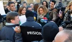 Una imagen de la concentración y el encuentro con la ministra. /SN