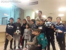Ripa, Luis Valcarce, Carlos Gutiérrez y Aritz López Garai visitan a tres de los niños ingresados en el Santa Bárbara.