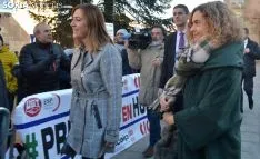 Una imagen de la concentración y el encuentro con la ministra. /SN