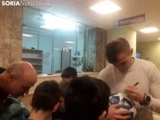 Ripa, Luis Valcarce, Carlos Gutiérrez y Aritz López Garai visitan a tres de los niños ingresados en el Santa Bárbara.