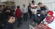 Foto 3 - Los Reyes Magos del Numancia regalan obsequios rojillos y sonrisas en el Santa B&aacute;rbara