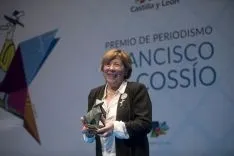 La agredeña Carmen Romero Mayor recoge el galardón. /Jta.