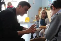 El Mago Fabio encandila a los pacientes y al equipo sanitario del Santa Bárbara