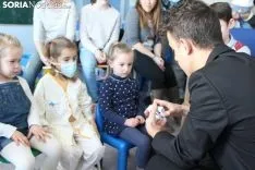 El Mago Fabio encandila a los pacientes y al equipo sanitario del Santa Bárbara