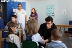 El Mago Fabio encandila a los pacientes y al equipo sanitario del Santa Bárbara