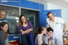 El Mago Fabio encandila a los pacientes y al equipo sanitario del Santa Bárbara
