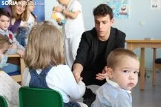 El Mago Fabio encandila a los pacientes y al equipo sanitario del Santa Bárbara