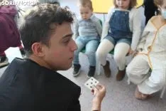 El Mago Fabio encandila a los pacientes y al equipo sanitario del Santa Bárbara