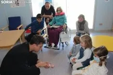 El Mago Fabio encandila a los pacientes y al equipo sanitario del Santa Bárbara