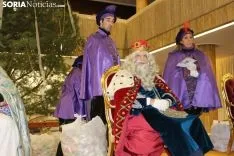 Melchor, Gaspar y Baltasar, con los sorianos y sorianas en el el patio de columnas del Ayuntamiento.