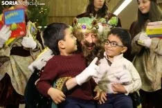 Melchor, Gaspar y Baltasar, con los sorianos y sorianas en el el patio de columnas del Ayuntamiento.