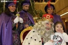 Melchor, Gaspar y Baltasar, con los sorianos y sorianas en el el patio de columnas del Ayuntamiento.