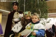 Melchor, Gaspar y Baltasar, con los sorianos y sorianas en el el patio de columnas del Ayuntamiento.