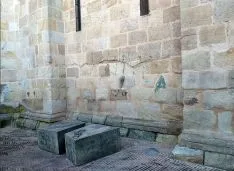 Foto 3 - &ldquo;Vergonzoso&rdquo; el estado de los muros de La Mayor