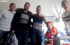 Ripa, López Garai, Luis Valcarce y Carlos Gutiérrez visitan a tres de los niños ingresados en el Santa Bárbara. /SN
