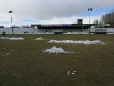 Labores extradeportivas en San Juan de Garray, que vio cómo el San José quitaba la nieve del césped desde primera hora de esta mañana. CD San José
