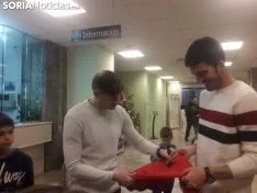 Ripa, Luis Valcarce, Carlos Gutiérrez y Aritz López Garai visitan a tres de los niños ingresados en el Santa Bárbara.