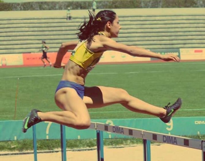 Carmen Romero enfrentándose a las vallas. Cedida