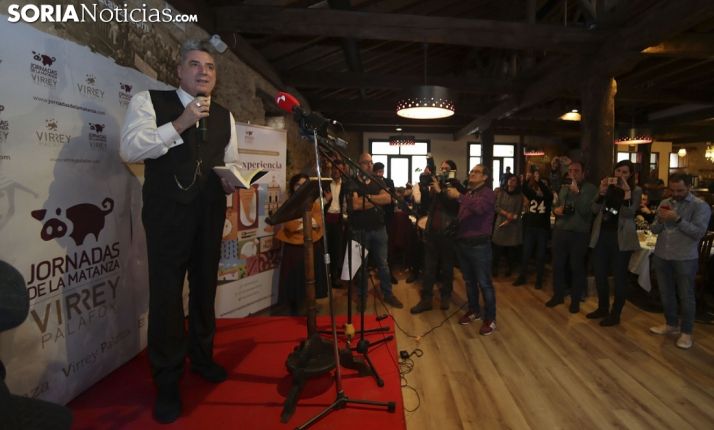 VÍDEO: ¡Viva el cerdo! Loquillo inaugura las 45 Jornadas de la Matanza