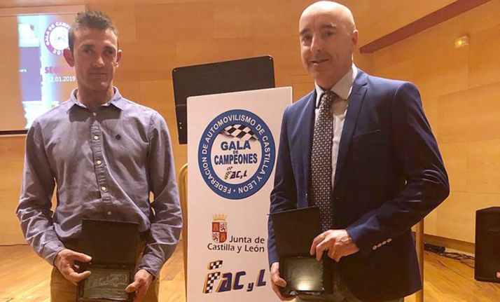 Álvaro (izda.) y Garmendia con las placas de reconocimiento. 