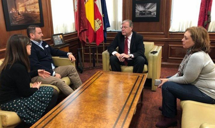 Miembros de la Confederación Autismo España en una reunión con el alcalde Leonés la pasada semana. 