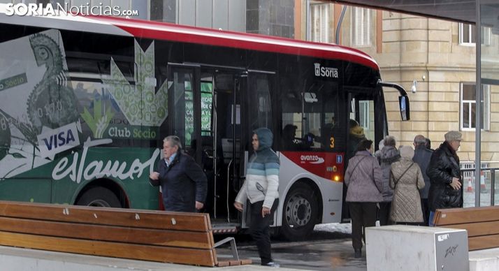 Autobús urbano en la parada de Granados, en la capital soriana. /Freddy Páez