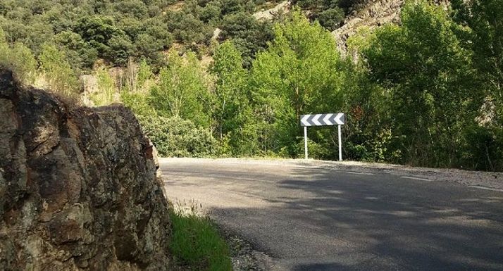 Una de las curvas de la calzada. 