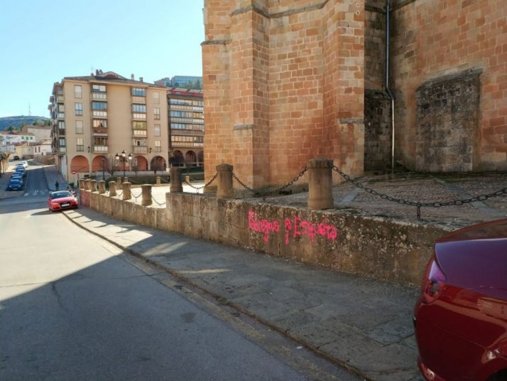 Pintada en la Concatedral de San Pedro. Imagen subida por @_Verdecillo en Twitter.