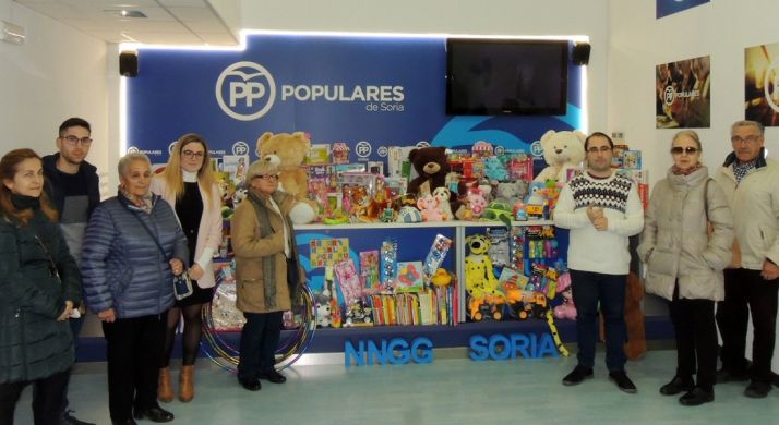 Representantes de NNGG y de las dos ONGs en el acto de entrega. /SN