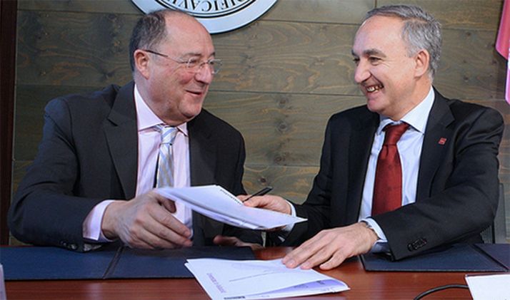 Carlos Moro (izda.) y Antonio Largo en la firma del acuerdo. / JC Barrera-UVa