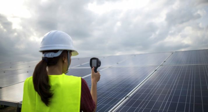 Un técnico en energía solar comprueba el rendimiento de una instalación. 