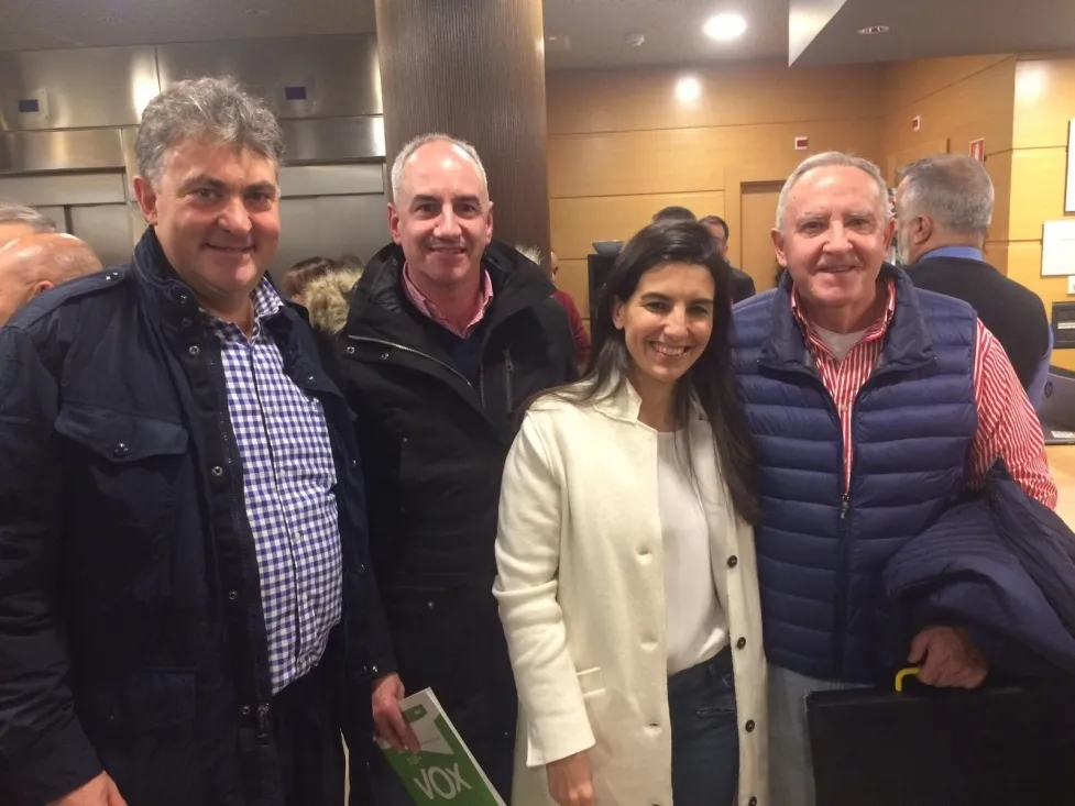 3 militantes de Vox en Soria junto a Javier Ortega y Rocio Monasterio en un acto del partido en Madrid este pasado mes de diciembre. 