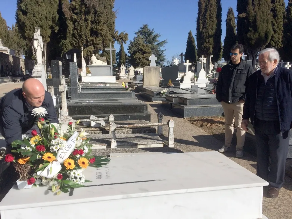 Aceña (izda.) en la sepultura de Odón Alonso. /Ayto.
