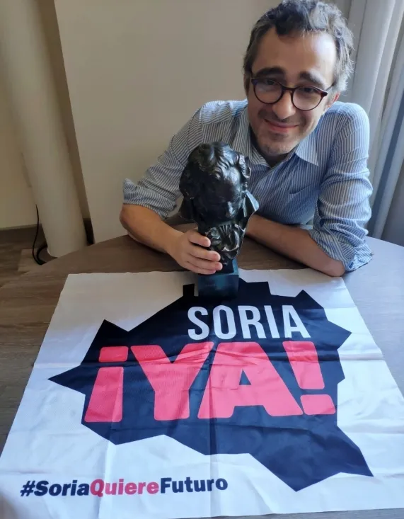 Del Campo, con el 'cabezón' y la bandera de la Soria Ya. /SY