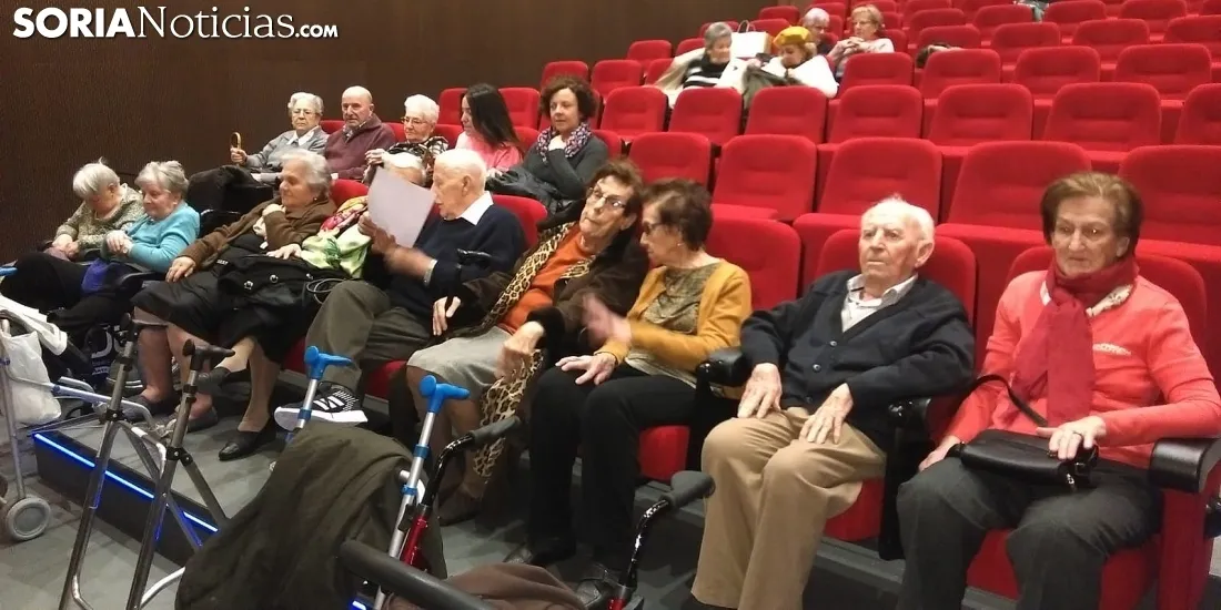 Los veteranos espectadores, antes del pase de la película. /SN