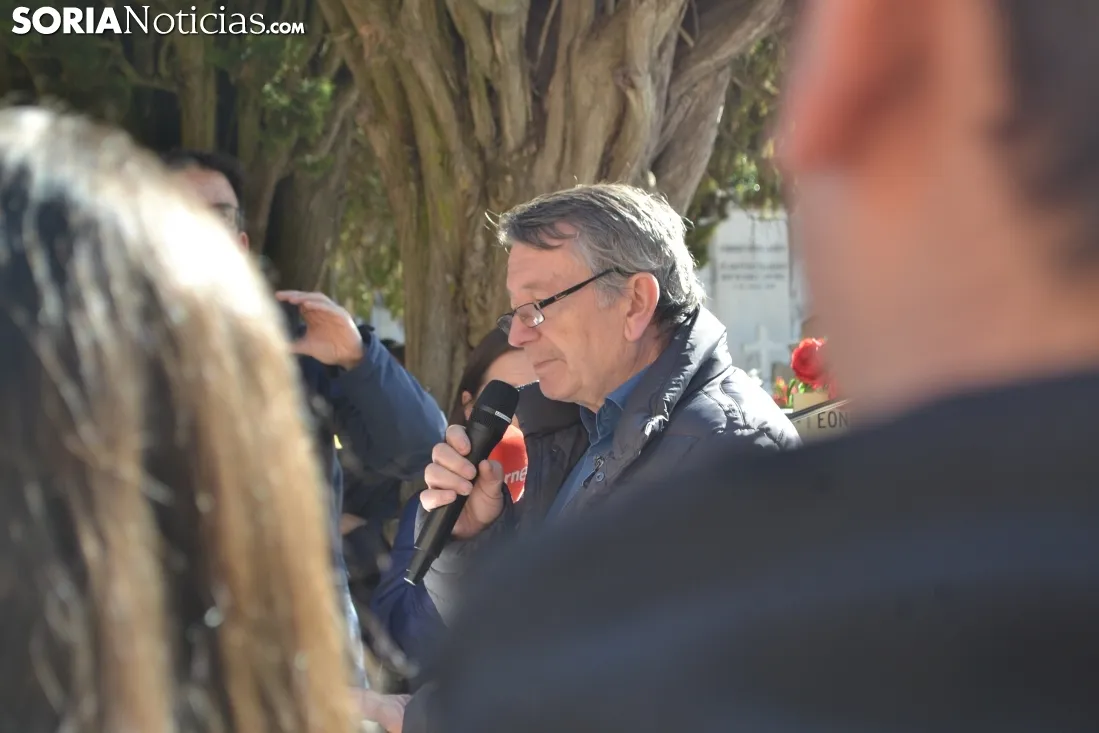 Una imagen del homenaje de este viernes en el cementerio del Espino. /SN