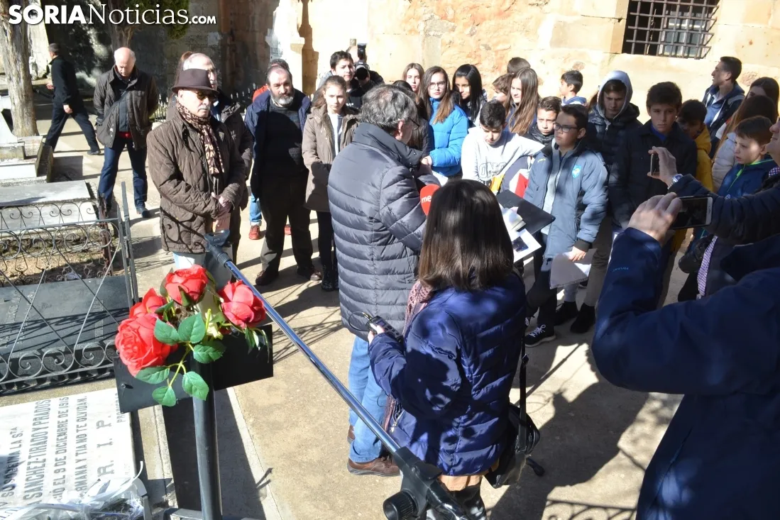 Una imagen del homenaje de este viernes en el cementerio del Espino. /SN