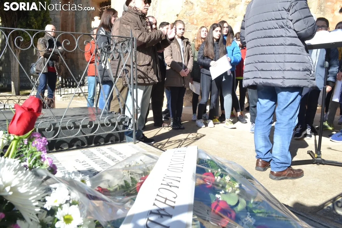 Una imagen del homenaje de este viernes en el cementerio del Espino. /SN