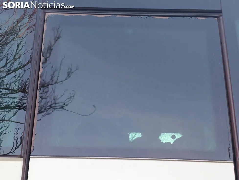 El autobús de los aficionados de Osasuna en Soria tras ser alcanzado por un objeto. Foto: Soria Noticias