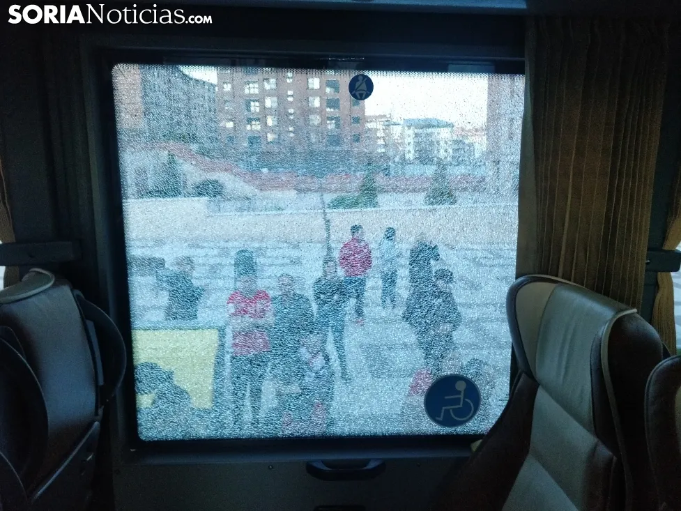 El autobús de los aficionados de Osasuna en Soria tras ser alcanzado por un objeto. Foto: Soria Noticias