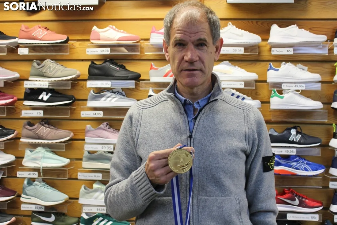 Abel Antón enseña la medalla de oro que ganó en Atenas. SN