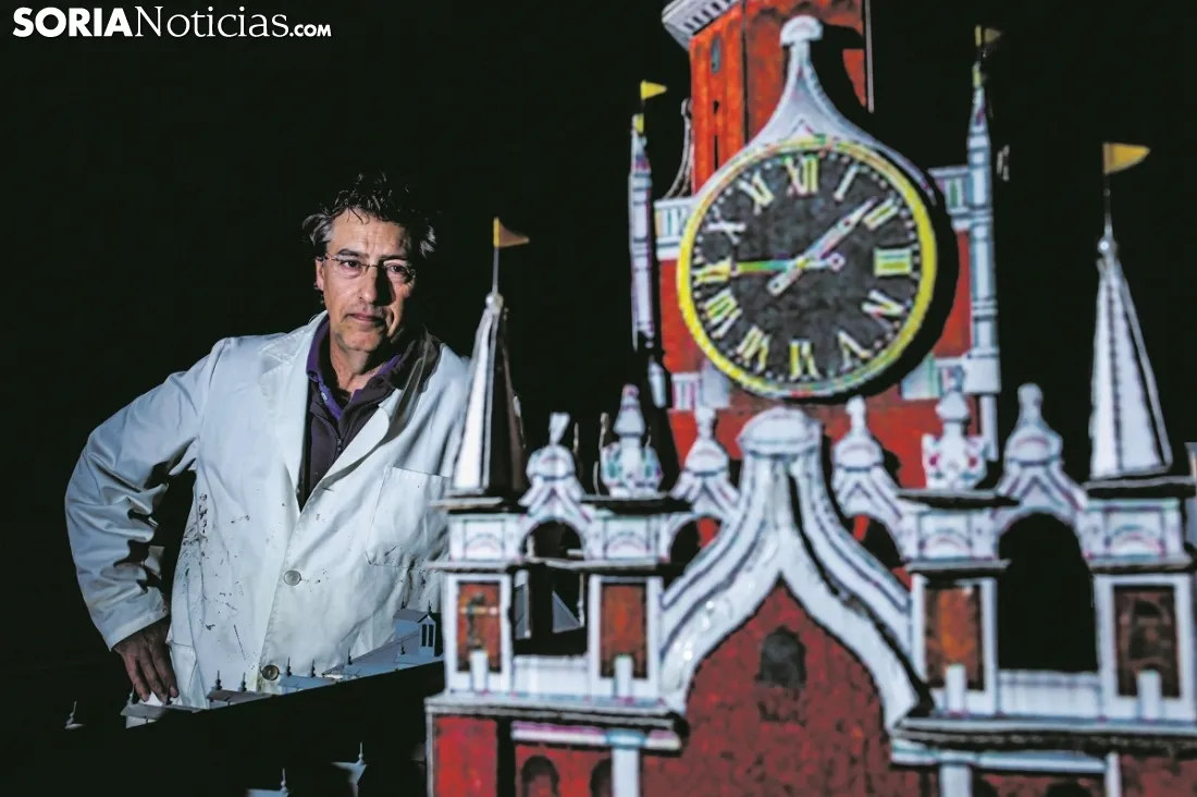 Mario Rodríguez ha cambiado las maquetas profesionales por las que ayuda a realizar a sus alumnos. Carmen de Vicente.