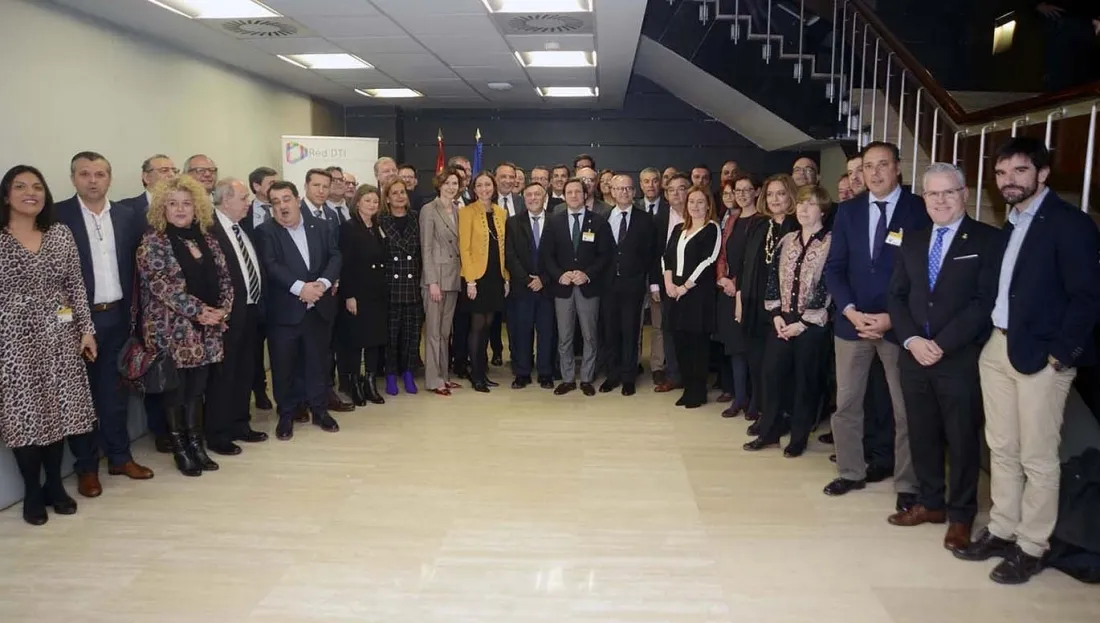 Foto de familia de las entidades adheridas. 