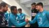 El futbolista indonesio Osvaldo Haay saluda a sus compañeros del Numancia B en el gimnasio de Los Pajaritos. CD Numancia