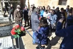 Una imagen del homenaje de este viernes en el cementerio del Espino. /SN