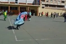 Una imagen del ambiente en el patio del colegio. /SN